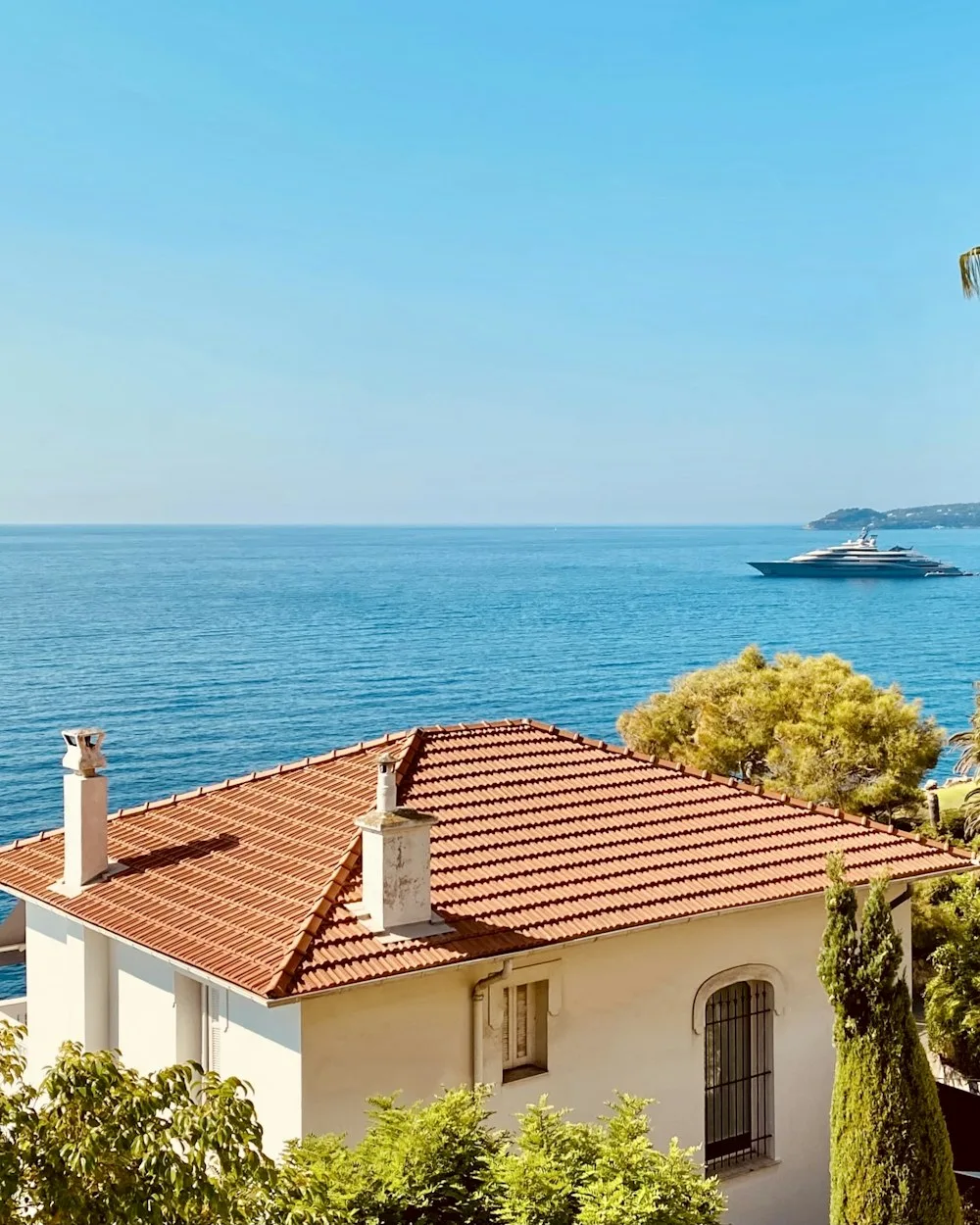 Βάρκα κοντά σε σπίτι