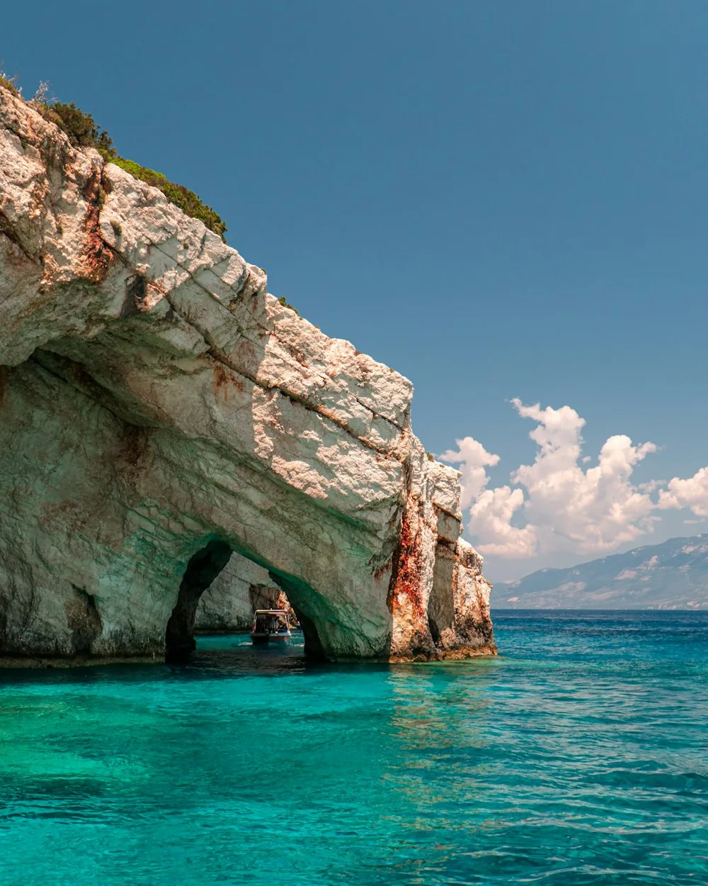 Βραχώδης αψίδα πάνω από νερό