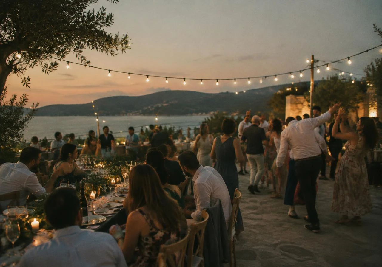 Αίθουσα δεξίωσης με φωτάκια και πολυελαίους το σούρουπο