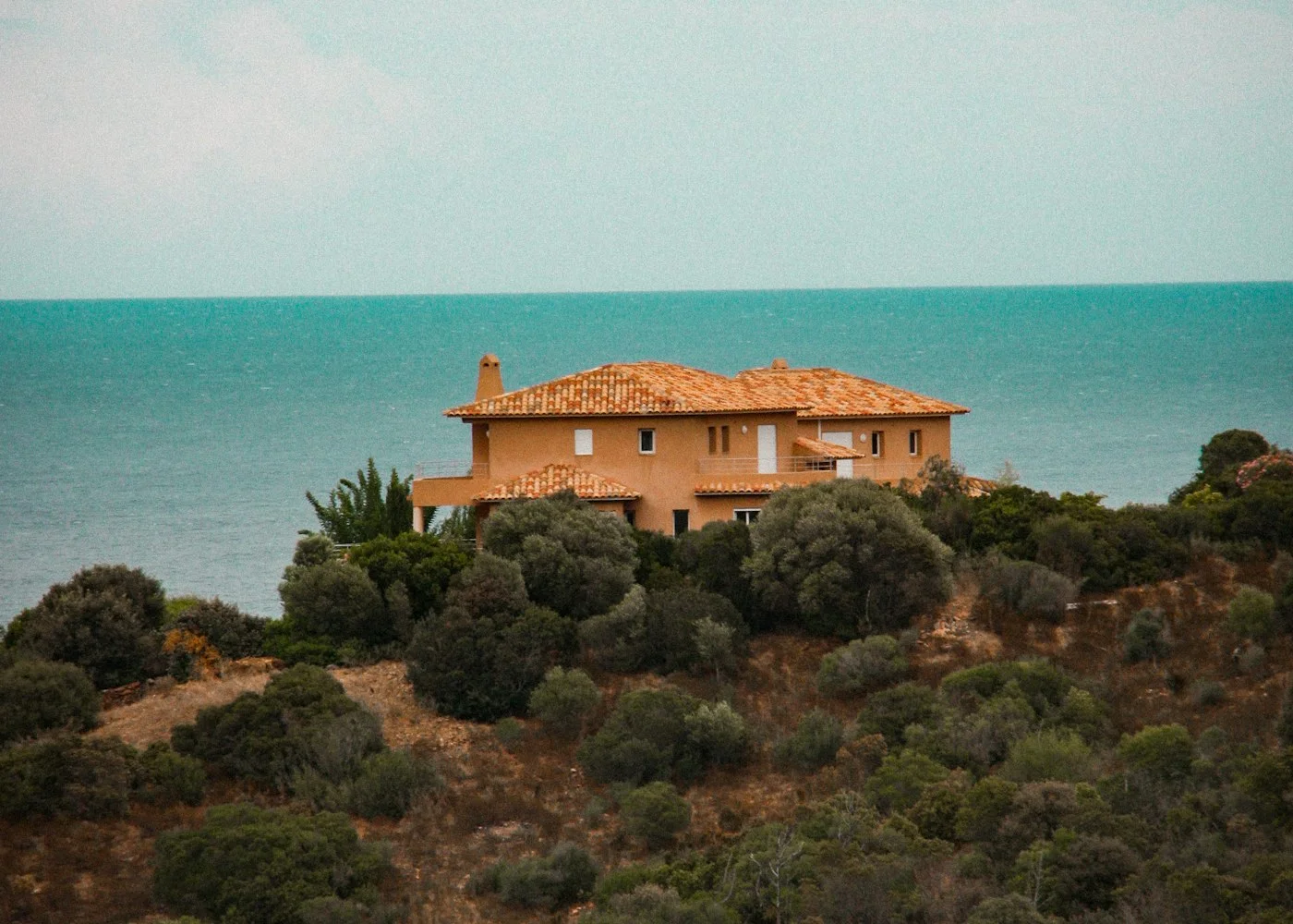 Βίλα σε λόφο με θέα θάλασσα