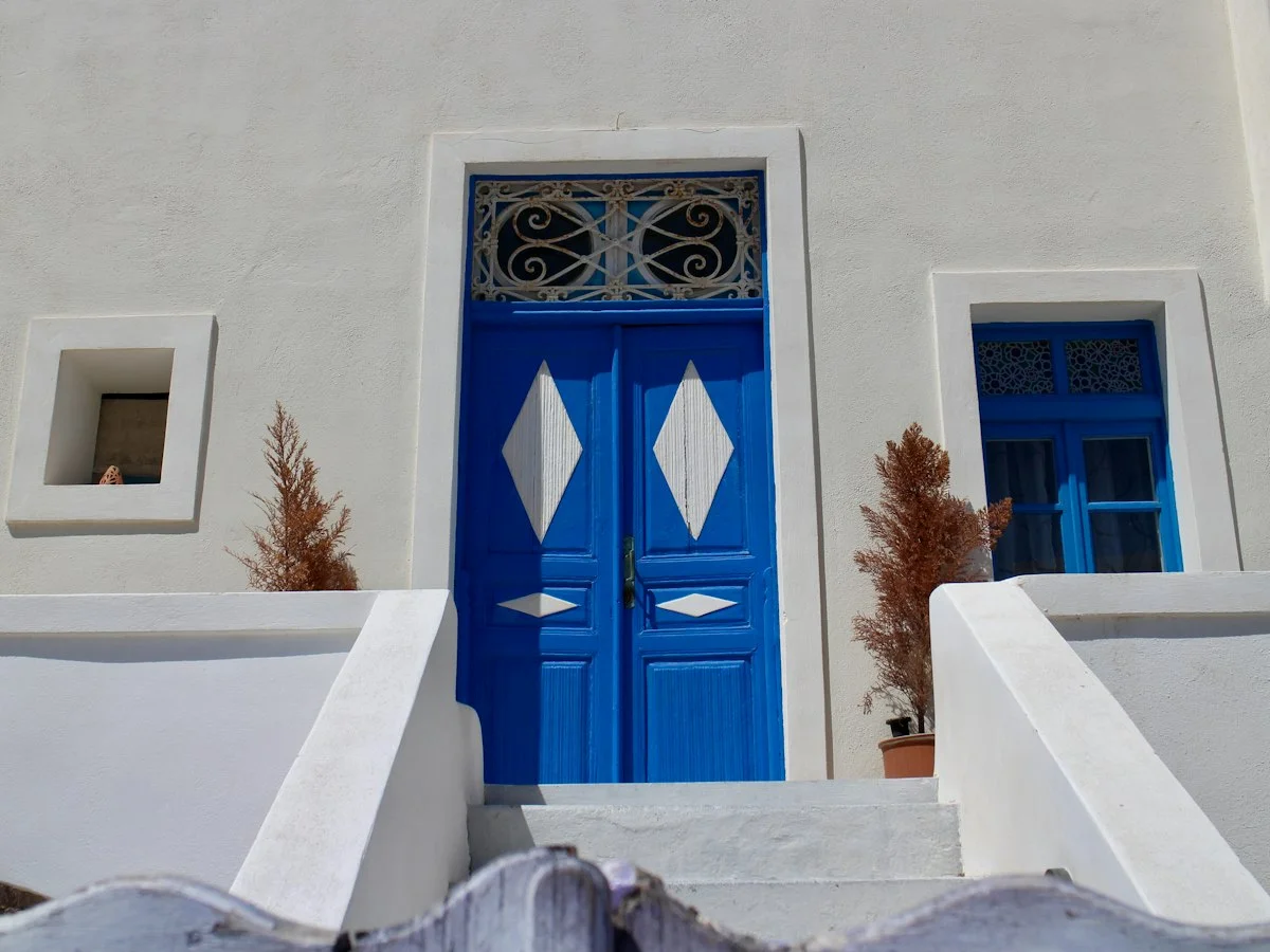 Μπλε ξύλινη πόρτα σε λευκό τοίχο
