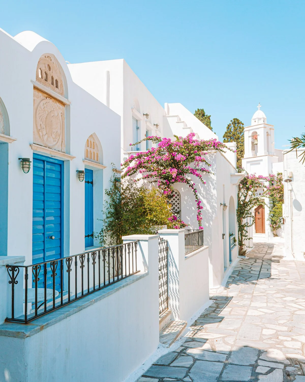 Λευκό και μπλε κυκλαδίτικο κτίριο