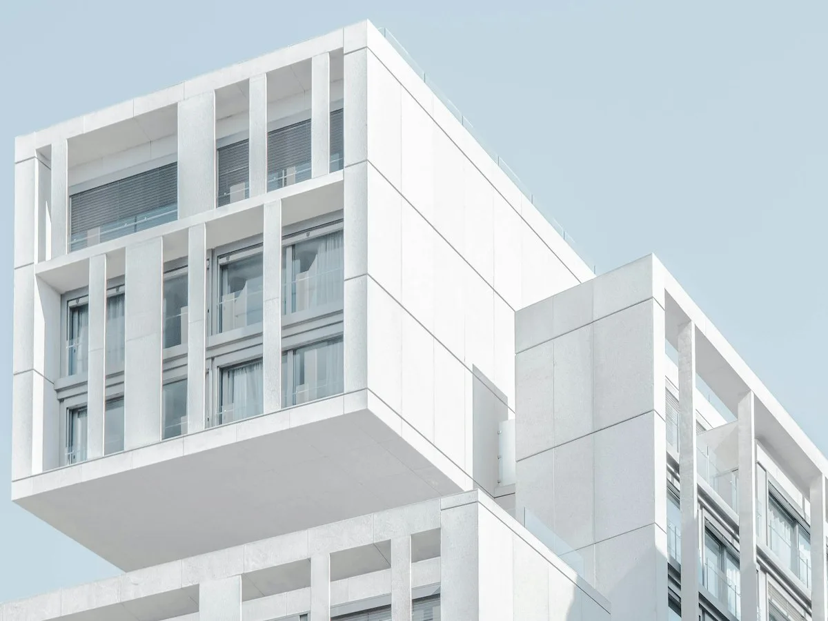 Λευκό μοντέρνο κτίριο