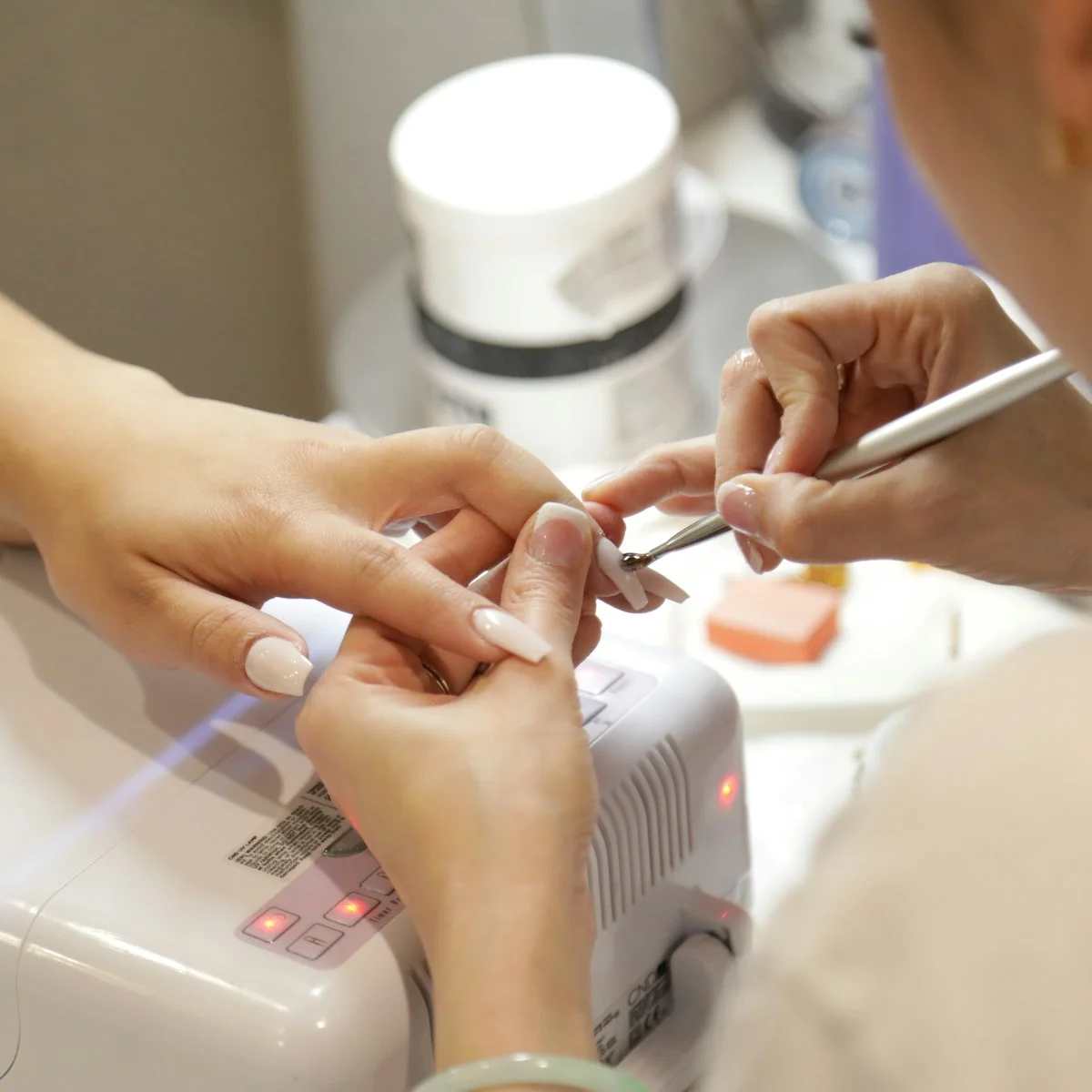 Μανικιούρ στο nail bar