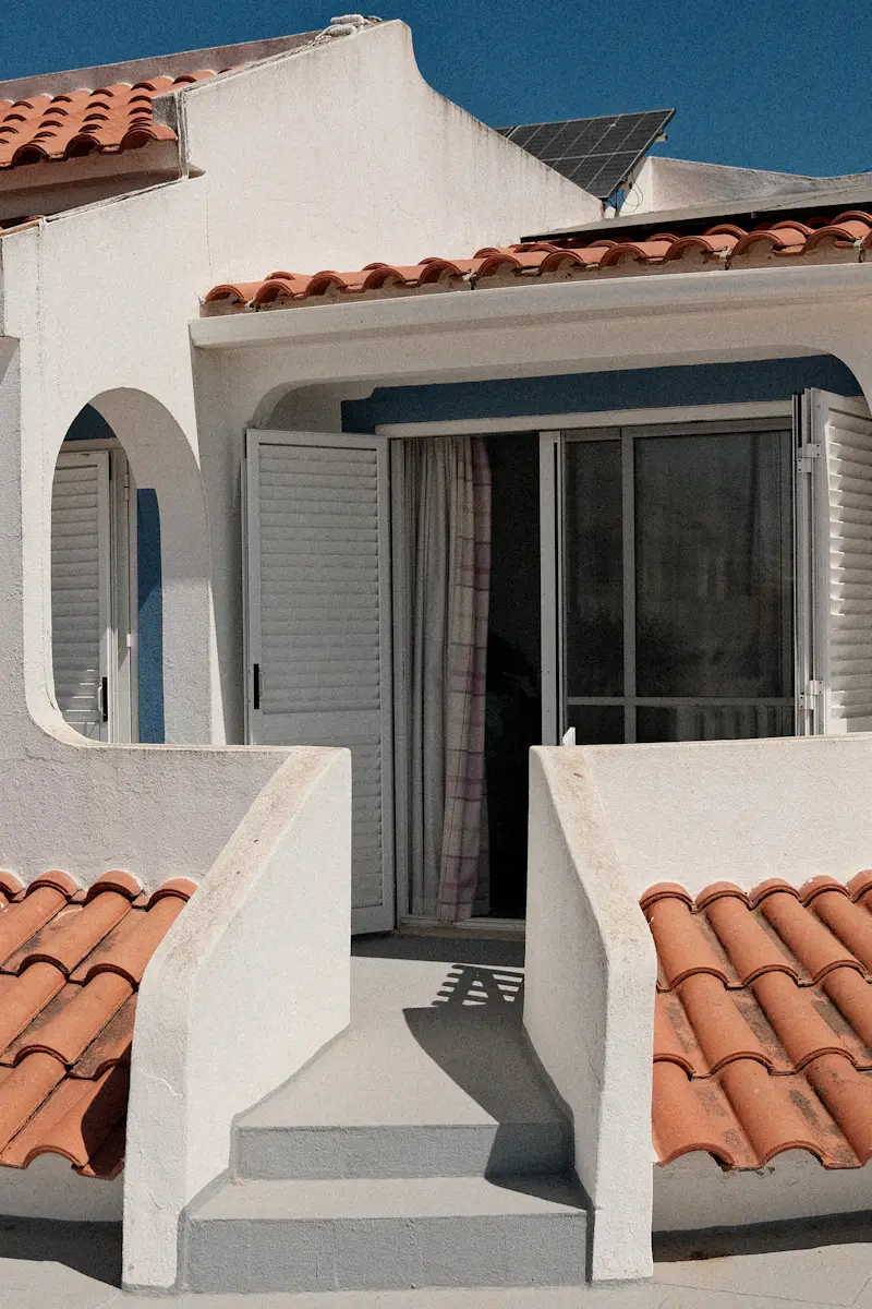 Λευκό σπίτι με κόκκινα κεραμίδια