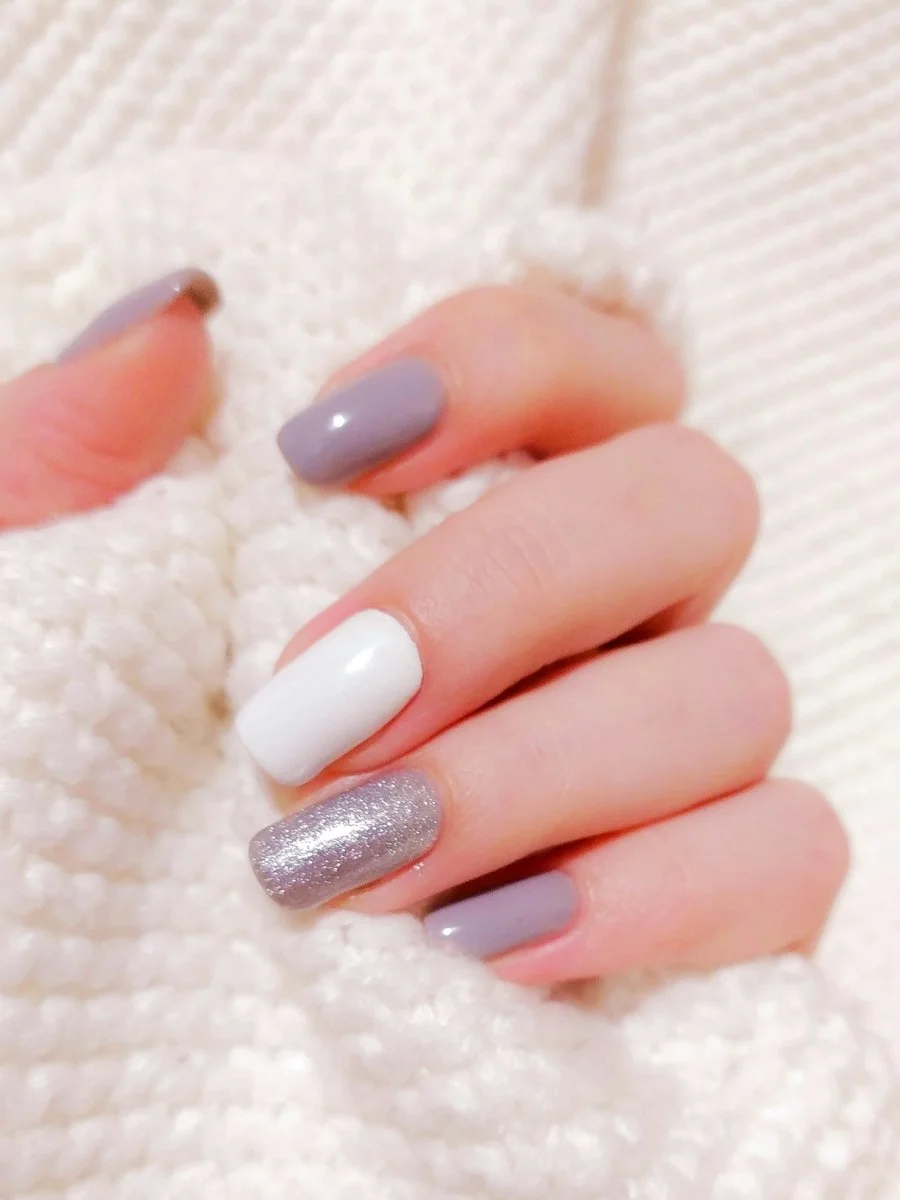 Μωβ, λευκά και ασημί glitter νύχια