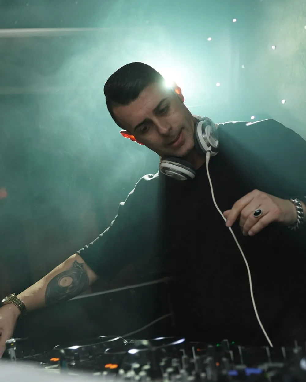 DJ με ακουστικά
