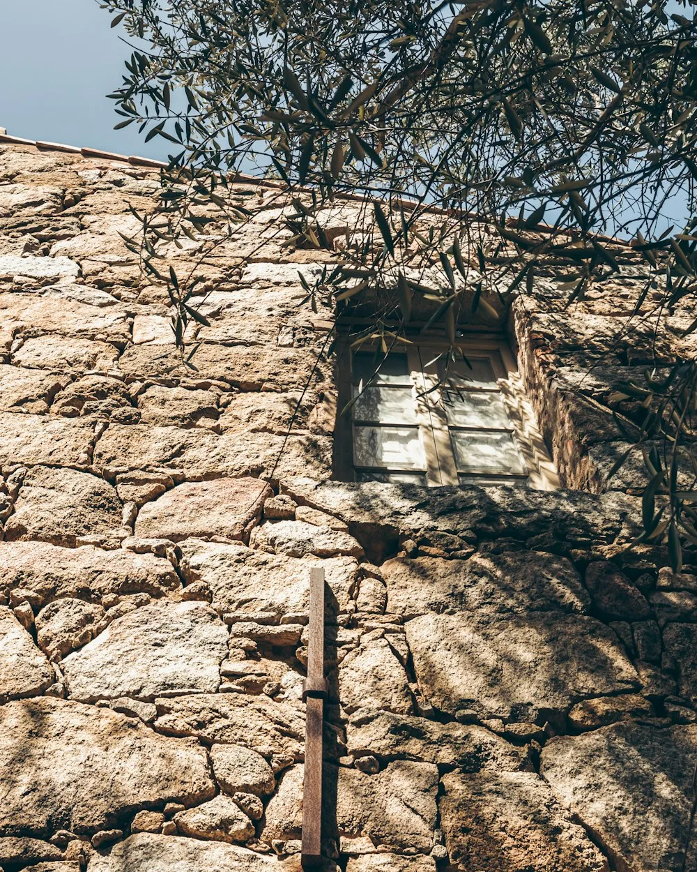 Πέτρινο κτίριο με παράθυρο