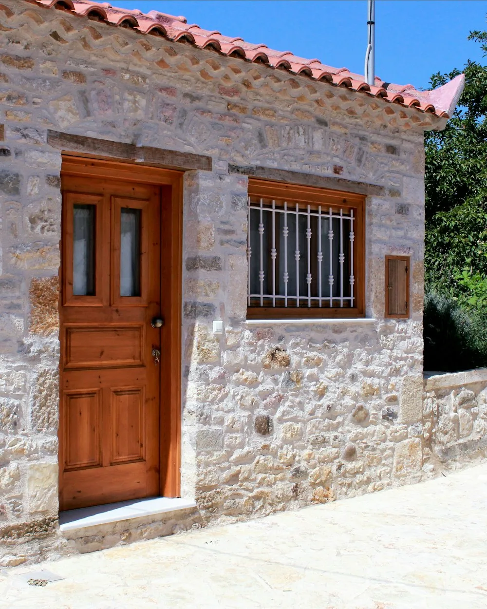 Ξύλινη πόρτα σε πέτρινο σπίτι