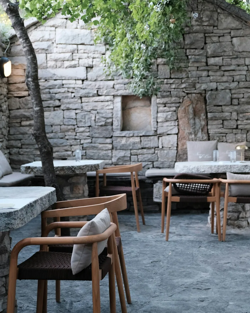 Καρέκλες σε πέτρινη αυλή
