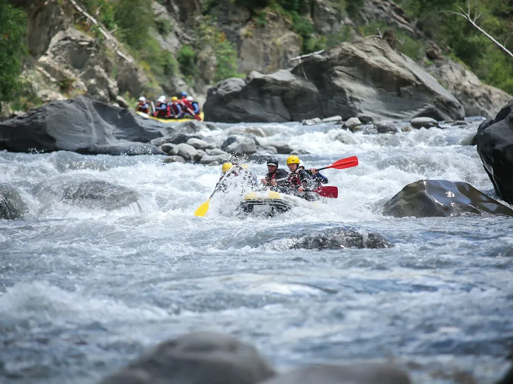 Ομάδα κάνει rafting στο ποτάμι