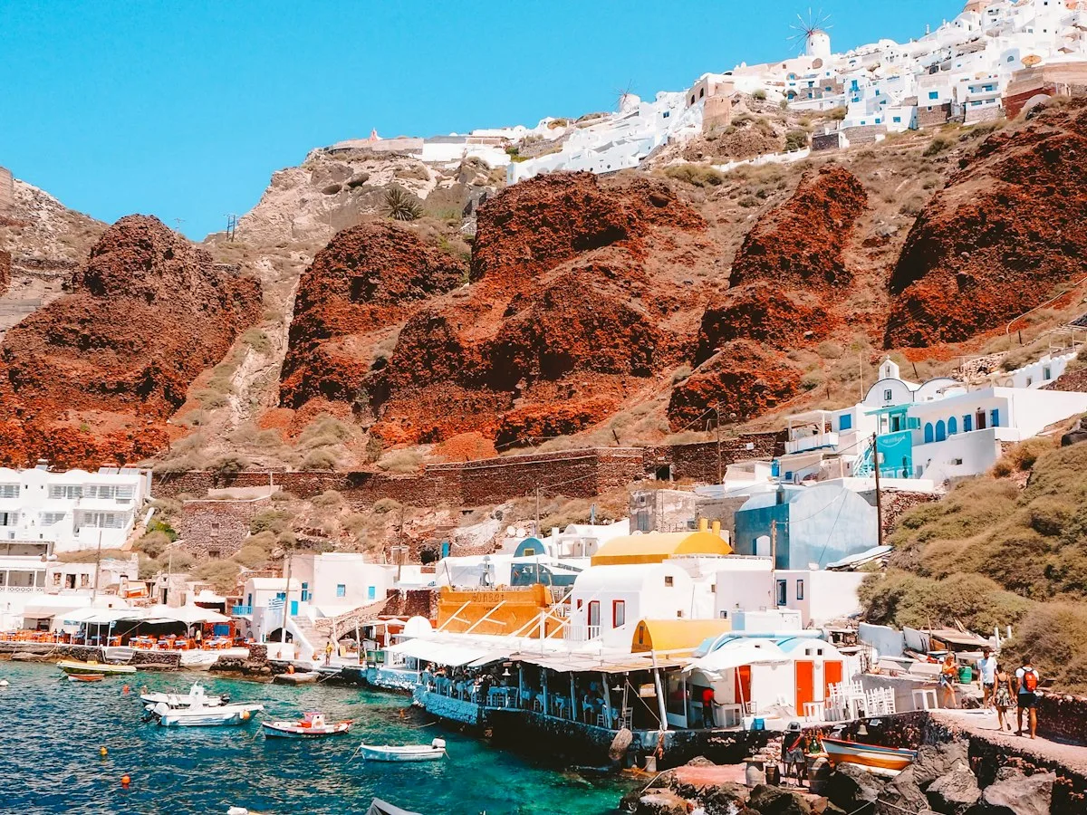Λευκά σπίτια δίπλα στη θάλασσα