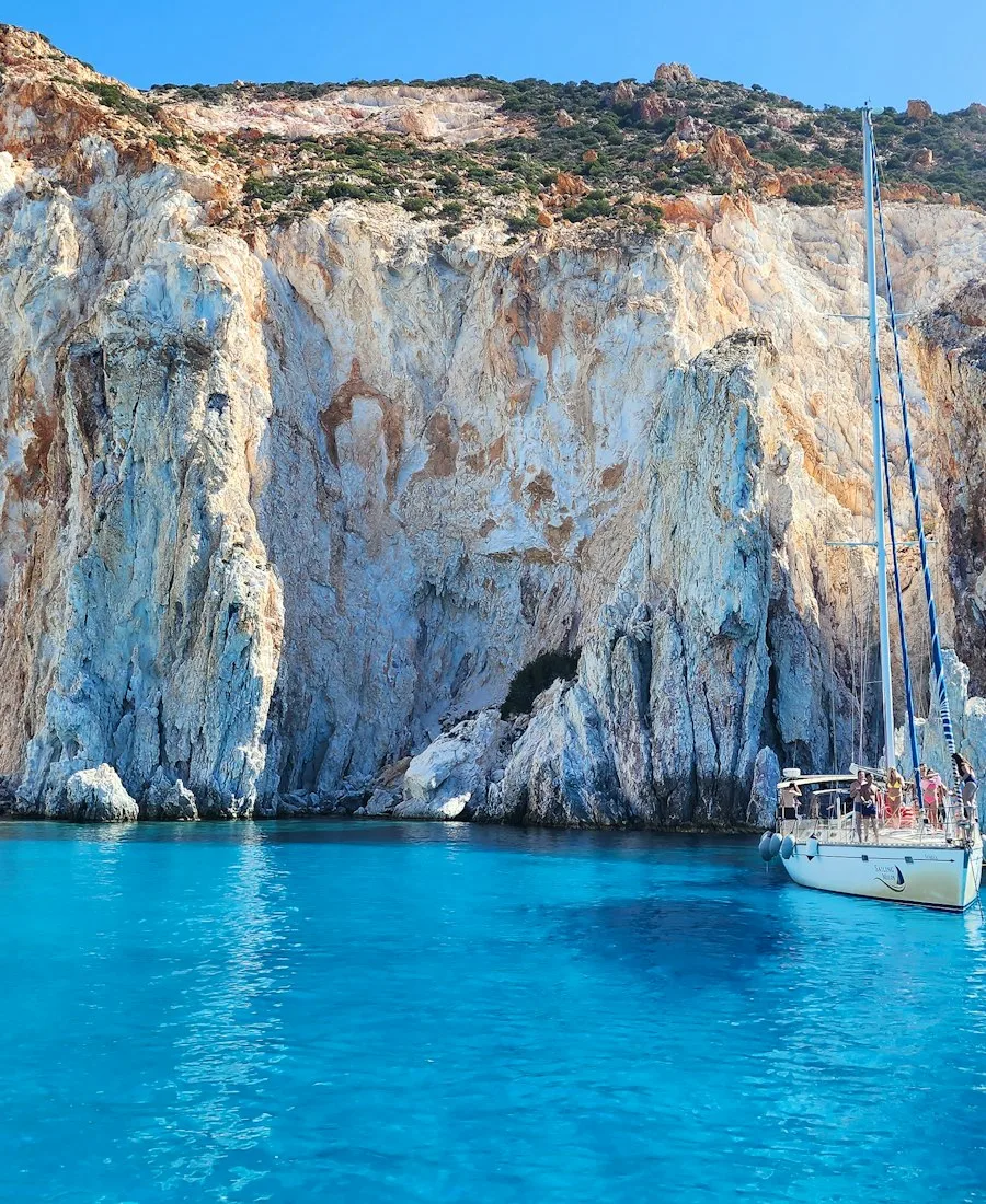 Βάρκα δίπλα σε βουνό