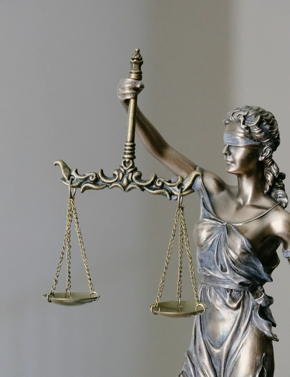 Άγαλμα της Δικαιοσύνης με ζυγαριά